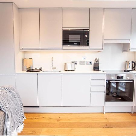 Two Bed Flat With Wrap Around Terrace Near Legoland, Windsor, Tube Station Appartement Slough Buitenkant foto