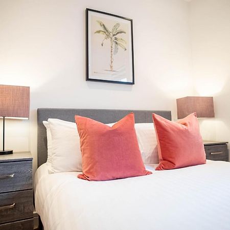 Two Bed Flat With Wrap Around Terrace Near Legoland, Windsor, Tube Station Appartement Slough Buitenkant foto