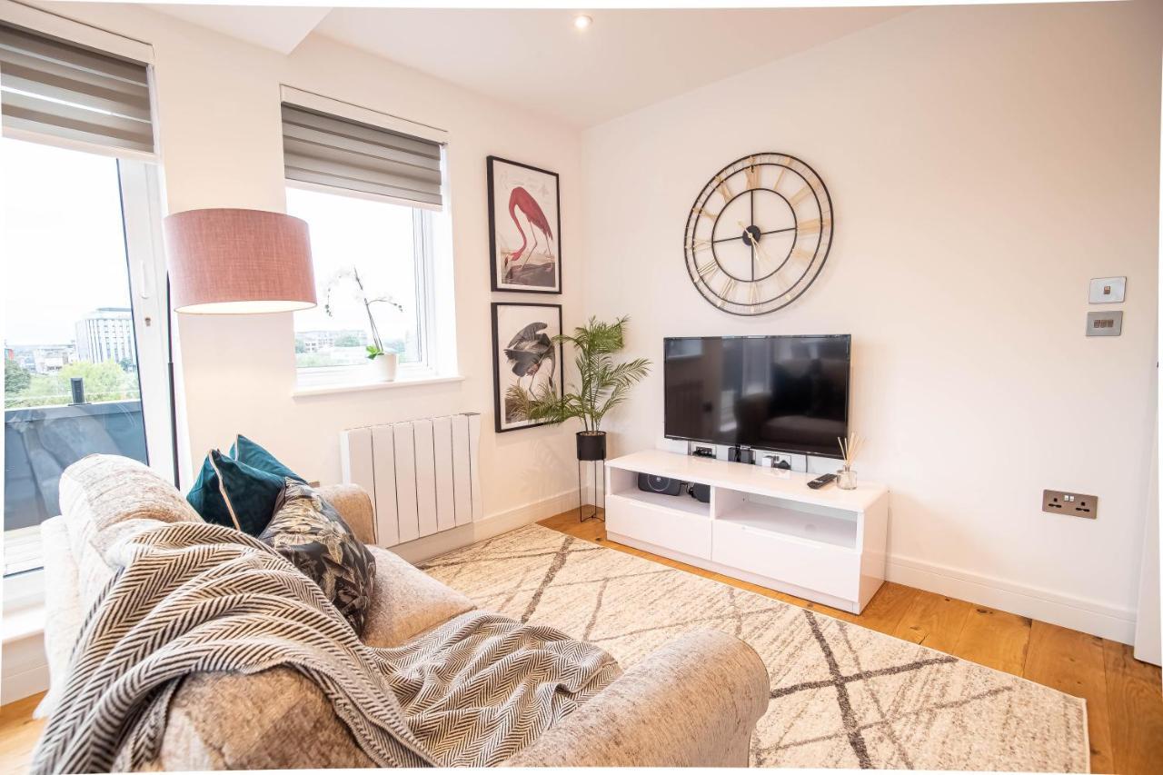 Two Bed Flat With Wrap Around Terrace Near Legoland, Windsor, Tube Station Appartement Slough Buitenkant foto