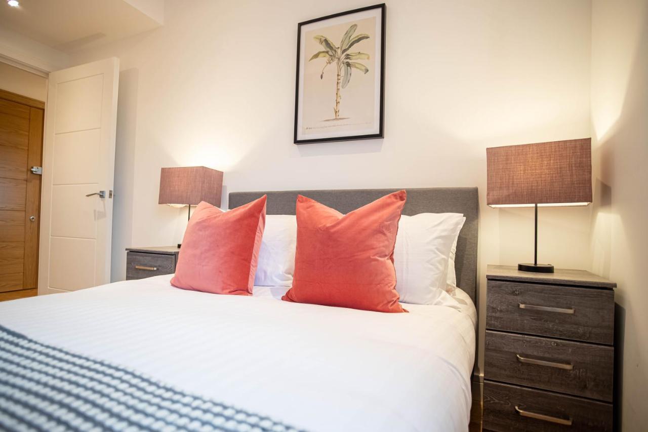 Two Bed Flat With Wrap Around Terrace Near Legoland, Windsor, Tube Station Appartement Slough Buitenkant foto